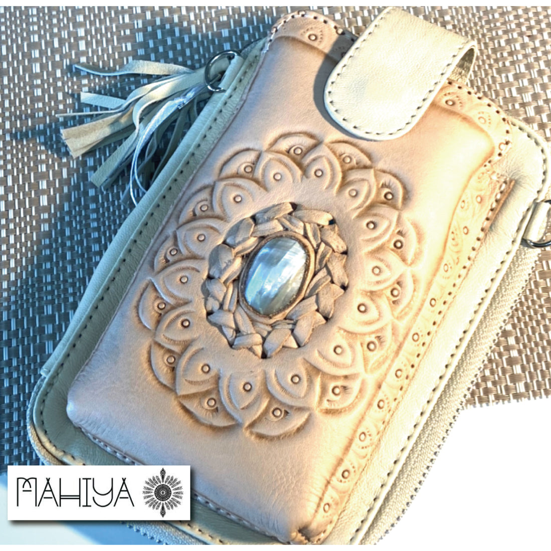 日本未発売レア オーストラリア マヒヤ MAHIYA BLUES FESTIVAL PHONE POUCH スマホショルダー スマホ ケース ウォレット ポシェット ポーチ バッグ レザー 長財布 財布 本革 ウォレット 持ち歩き 携帯 ギフト 斜め掛け かわいい ハンドメイド 手作り 革 皮 便利 ポケット