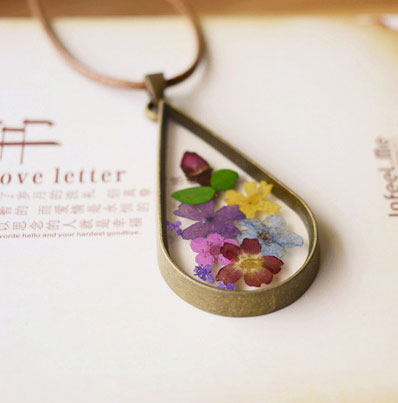 クーポン 本物のお花 ドライフラワーアンティーク調ペンダント ネックレスハーバリウム(植物標本) ネックレス 花 プリザーブドフラワー ペンダント 押し花 ボタニカル ボタニカ ドライフラワー 誕生日 プレゼント ギフト 人気 2021お歳暮