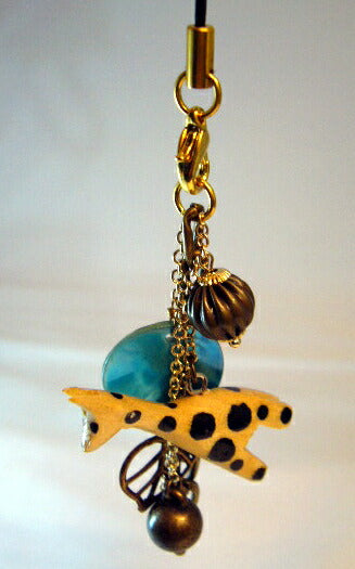 メール便送料無料 手彫りのキリンマスコット+貝殻ストラップ