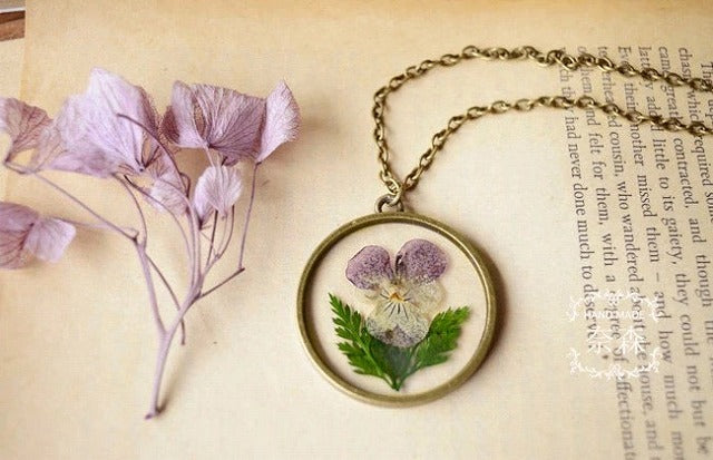 クーポン 本物のお花パンジー ドライフラワーアンティーク調ペンダント ネックレスハーバリウム(植物標本) ネックレス花 プリザーブドフラワー ペンダント 押し花 ボタニカル ボタニカ ドライフラワー 誕生日 プレゼント ギフト 人気