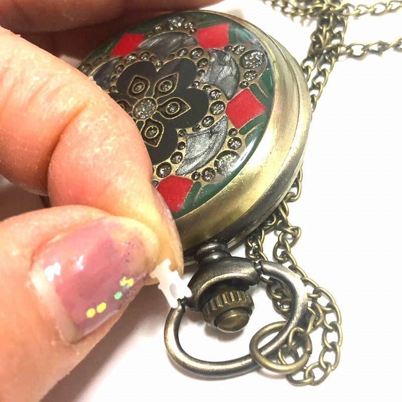 セール クーポン アンティーク調お花のモザイク風ペンダント懐中時計レッドギフトプレゼントネックレスオシャレ着物チェーンチェーン ネックレス ギフト プレゼント アンティーク風 着物 和装 おしゃれ おすすめ 和服 ウオッチ クオーツ 時計 ギフト 人気