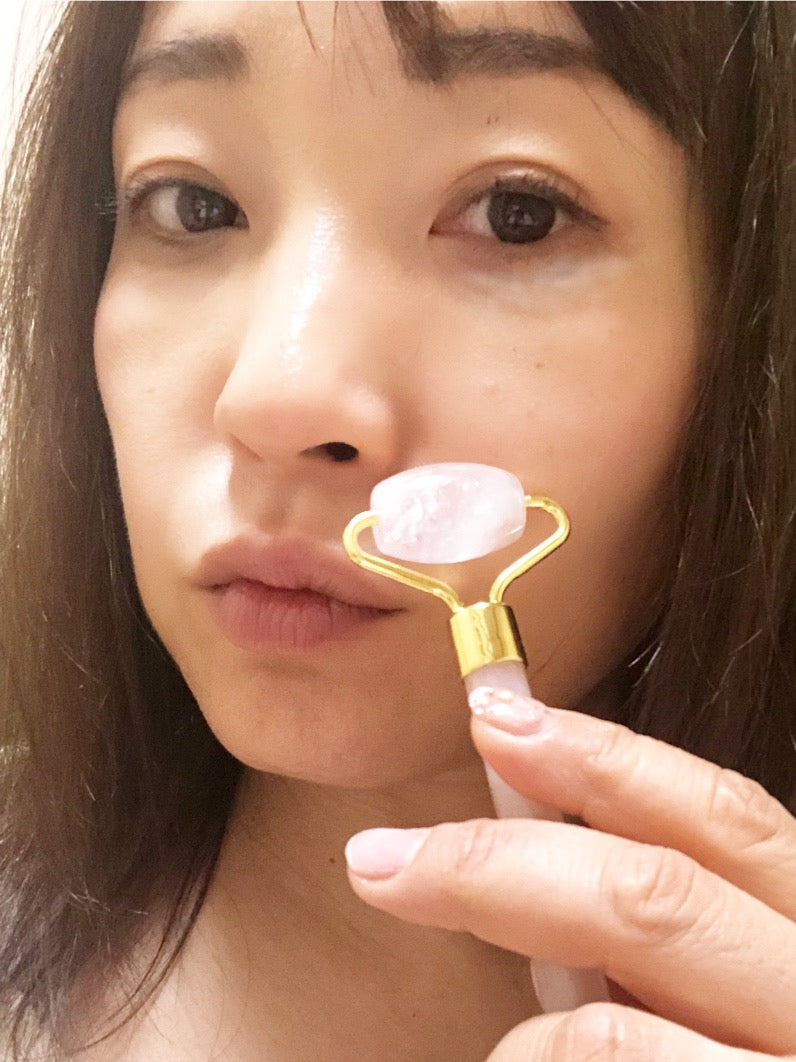 セール クーポン 送料無料 贅沢 ローズクォーツ天然石仕様ツインダブル美顔ローラー 冬対策 人気パワーストーン美顔マッサージローラー クリスタル美容 毛穴、美顔 小顔 コロコロエステ 美顔器 ハリ フェイスローラー 顏 スキンケア 美魔女 ギフト 人気