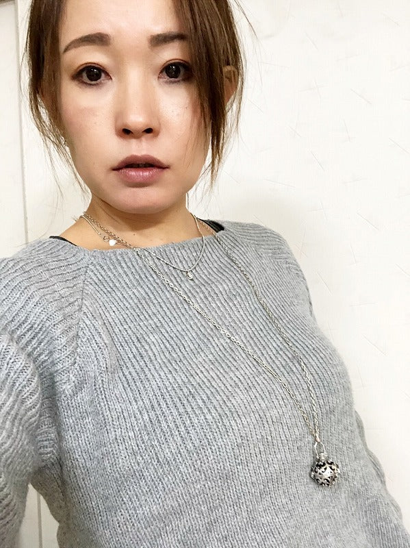 送料無料アンティーク調透かし細工ボールアロマディフューザーネックレスペンダント火山溶岩付き アロマセラピー ロケット 香水 エッセンシャルオイル ギフト プレゼント ストレス解消 おすすめ かわいい おしゃれ ギフト 人気 2021 精油セラピー 癒し ストレス 敬老の日